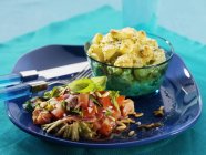 Gebackene Tortellini mit gemischtem Salat — Stockfoto