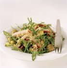 Salade de fusée et couscous — Photo de stock