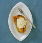 Saucisse à la choucroute sur tranche de pain grillé sur assiette blanche à la fourchette — Photo de stock
