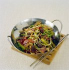 Enchidos, macarrão e legumes cozidos em wok — Fotografia de Stock