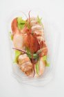 Vue du dessus du homard cuit dans un contenant en plastique — Photo de stock