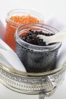 Caviar preto e vermelho em frascos — Fotografia de Stock