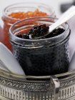 Caviar negro y rojo en frascos - foto de stock
