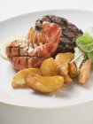Prawn and beef steak with potato wedges — Stock Photo