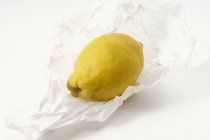 Органический лимон на бумаге — стоковое фото