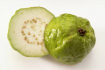 Guava fresca dimezzata — Foto stock