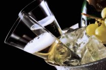 Gläser im Champagner-Eimer — Stockfoto