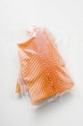Filet de saumon dans un emballage plastique — Photo de stock