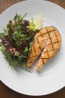 Escalope de saumon grillé avec salade — Photo de stock