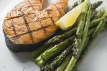 Grilled salmon cutlet with green asparagus — Stock Photo