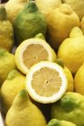 Органические свежие лимоны — стоковое фото