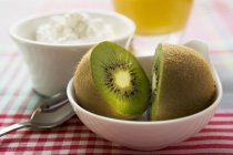 Halbierte Kiwi-Früchte — Stockfoto