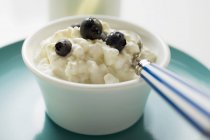 Cottage cheese with blueberries — Stock Photo