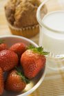 Morangos com copo de leite e muffin — Fotografia de Stock