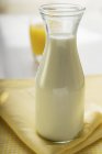 Carafe de lait frais — Photo de stock