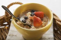 Porridge con latte e bacche — Foto stock
