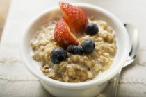 Oatmeal porridge with berries — Stock Photo