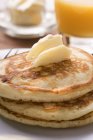 Pfannkuchen mit Buttercreme zum Frühstück — Stockfoto