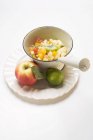 Primo piano vista di macedonia di frutta con mela e lime sul piatto — Foto stock