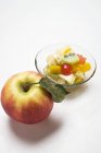 Ensalada de frutas con manzana - foto de stock