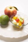 Ensalada de frutas con manzana y lima - foto de stock