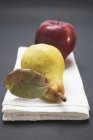 Roter Apfel und Birne — Stockfoto