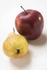 Красное яблоко и груша — стоковое фото