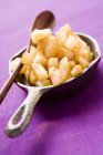 Patatas fritas en sartén pequeña - foto de stock