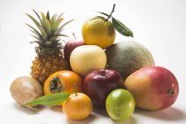 Vista close-up de frutas frescas no fundo branco — Fotografia de Stock