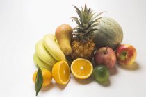 Vista de primer plano de surtido de frutas frescas sobre fondo blanco - foto de stock