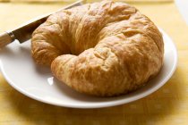 Croissant recién horneado - foto de stock