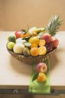 Крупним планом вид на свіжі фрукти в кошику на дерев'яному столі — стокове фото