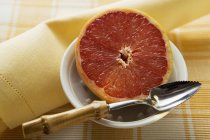 Грейпфрутовый пол в миске — стоковое фото