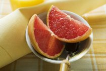 Грэйпфрутовые клинья в миске — стоковое фото