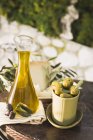 Oliven mit Käse, Cracker und Olivenöl — Stockfoto