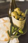 Grüne Oliven in Schüssel — Stockfoto