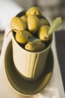 Azeitonas verdes em tigela — Fotografia de Stock