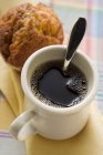 Mug of coffee and a muffin — Stock Photo