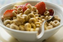 Cereal with strawberries and milk — Stock Photo