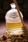 Trempette au miel en bois — Photo de stock