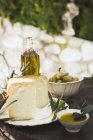 Сир з оливками та оливковою олією — стокове фото