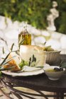 Käse, Oliven und Olivenöl — Stockfoto