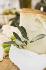 Пармезан і зелені оливки — стокове фото