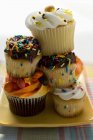 Muffins decorados coloridos - foto de stock