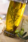 Olivenöl mit Rosmarin — Stockfoto