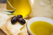 Aceite de oliva y parmesano - foto de stock