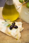 Оливковое масло и пармезан — стоковое фото