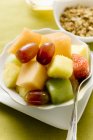 Ensalada de frutas de colores con bayas - foto de stock