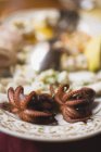 Крупный план двух приготовленных осьминогов на блюдечке с морепродуктами — стоковое фото