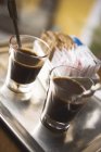Vista de perto de dois copos de café expresso com colheres — Fotografia de Stock